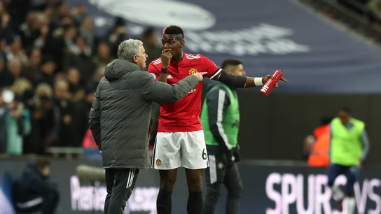 Mourinho habla con Pogba durante un partido Mourinho habla con Pogba durante un partido