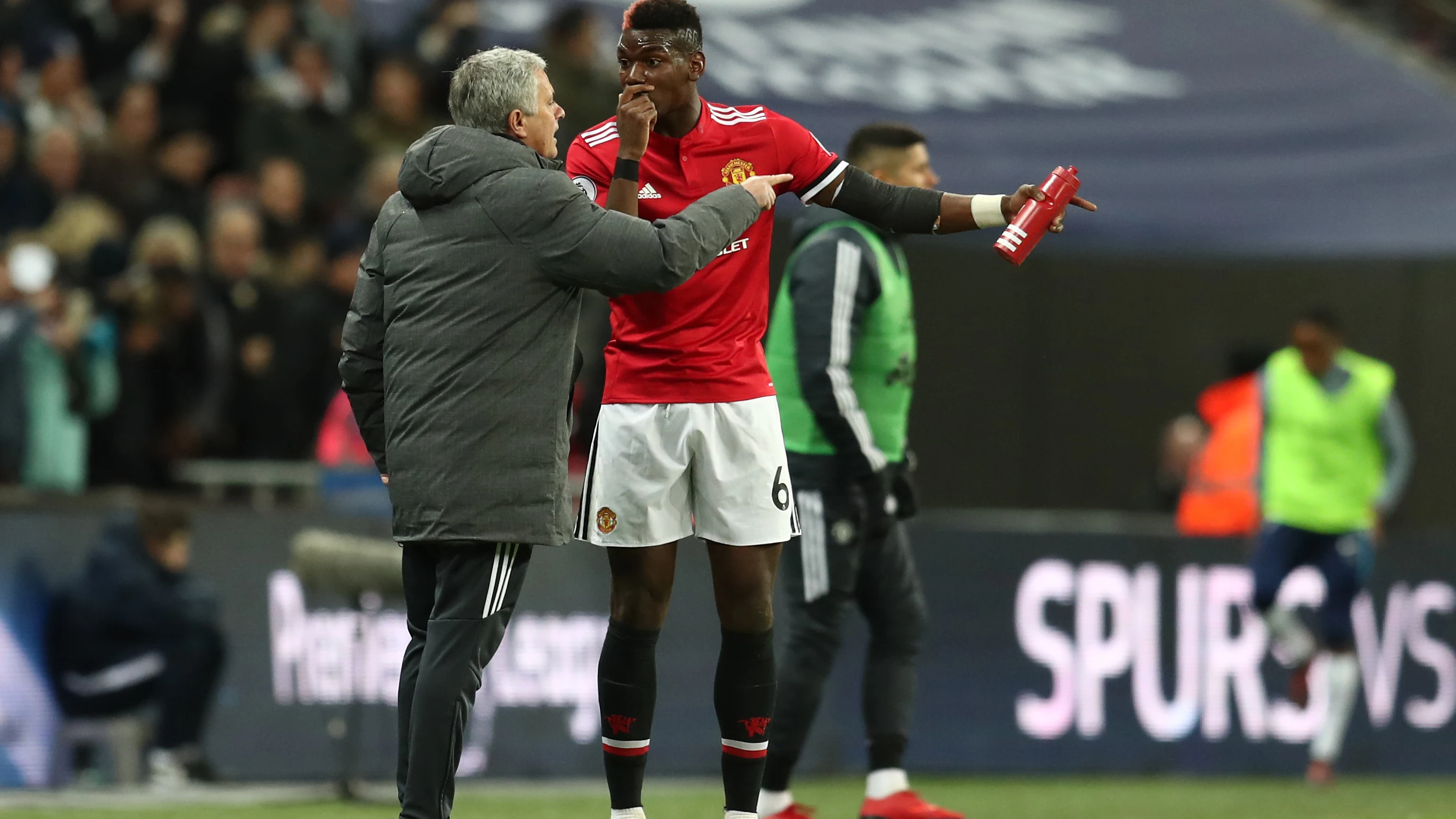 Mourinho habla con Pogba durante un partido