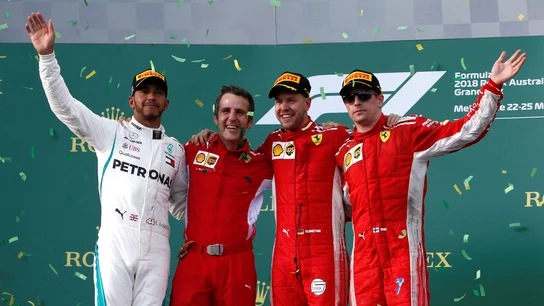 Iñaki Rueda, entre Hamilton y Vettel en el podio del GP de Australia Iñaki Rueda, entre Hamilton y Vettel en el podio del GP de Australia