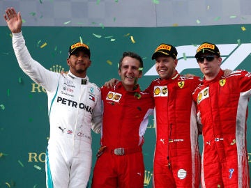 Iñaki Rueda, entre Hamilton y Vettel en el podio del GP de Australia Iñaki Rueda, entre Hamilton y Vettel en el podio del GP de Australia