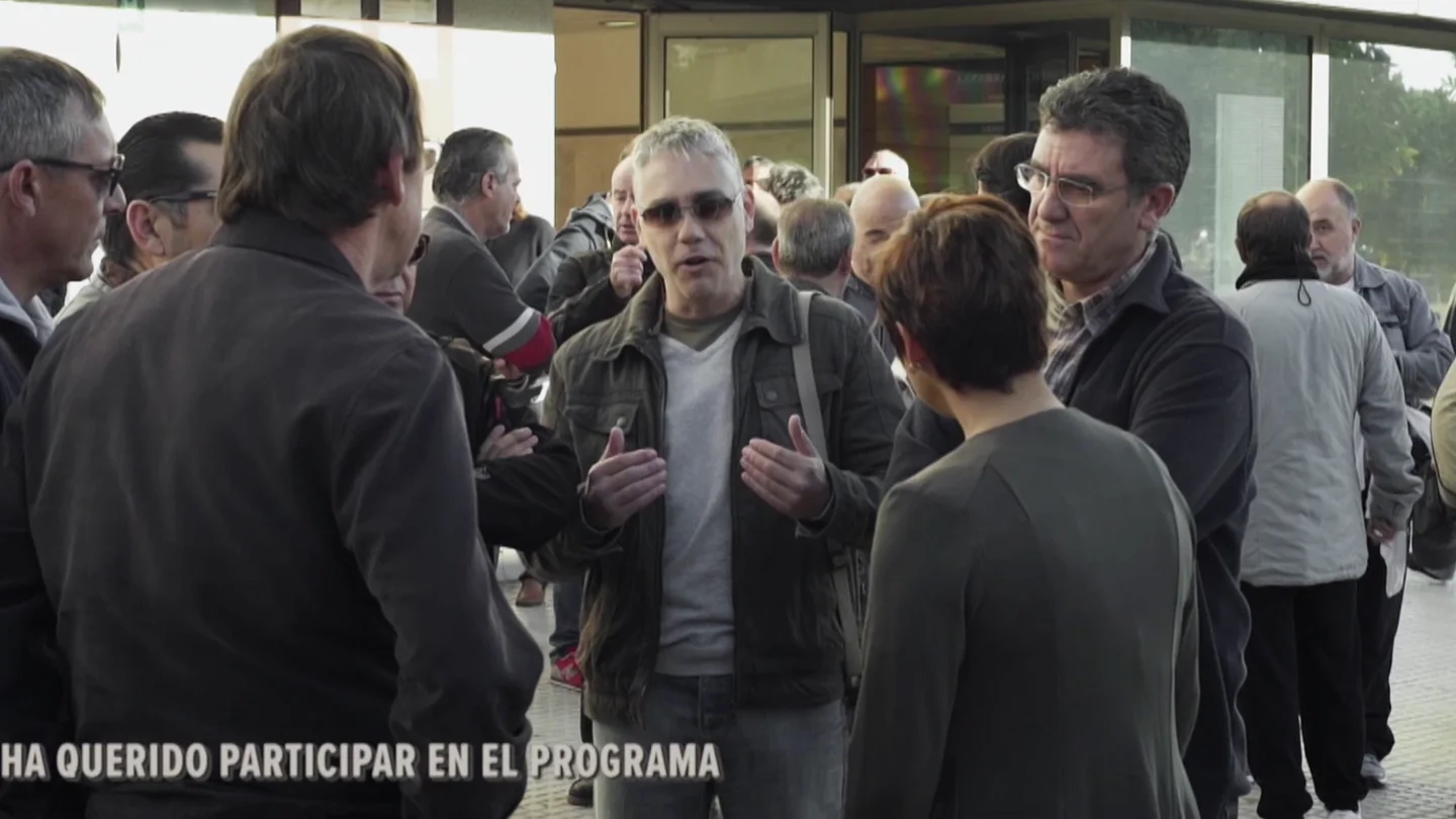 Varios extrabajadores de Delphi con Cristina Pardo Varios extrabajadores de Delphi con Cristina Pardo