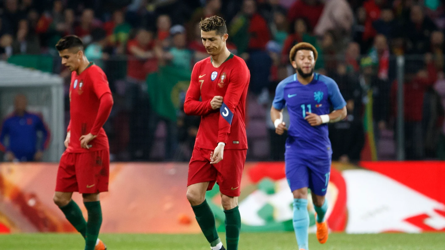 Cristiano Ronaldo se lamenta tras un gol de Holanda Cristiano Ronaldo se lamenta tras un gol de Holanda