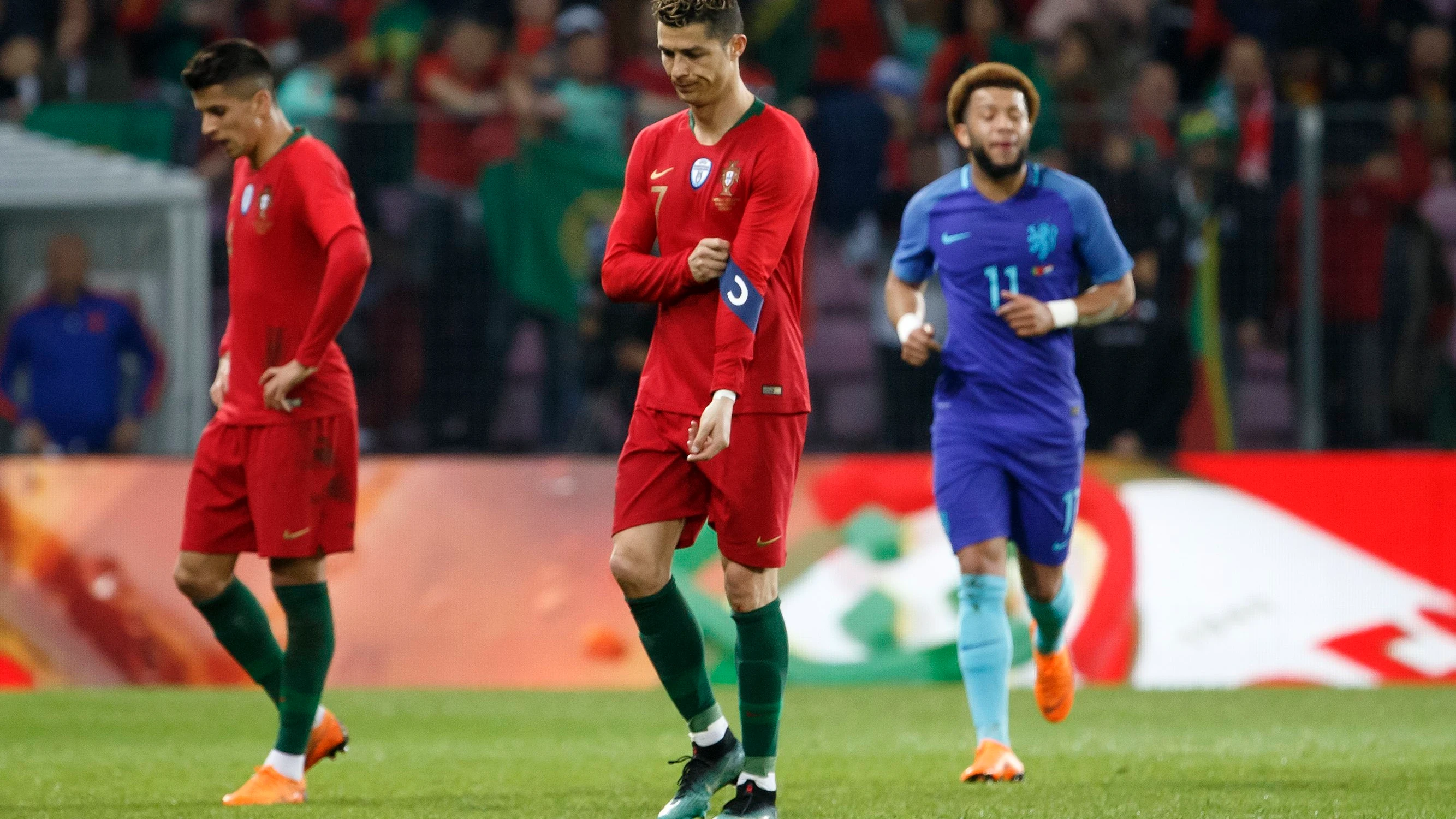 Cristiano Ronaldo se lamenta tras un gol de Holanda