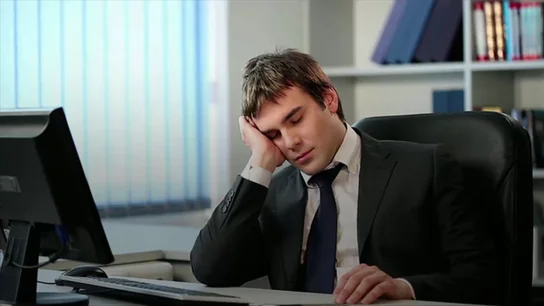 Un empleado está cansado mientras cumple con su jornada laboral Expertos piden que se permita una hora de siesta a los trabajadores por el cambio de hora