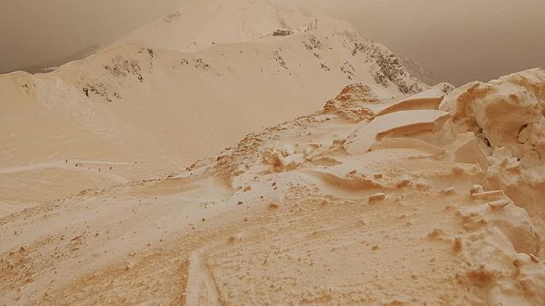 Paisaje de nieve naranja en Rosa Khutor, Rusia