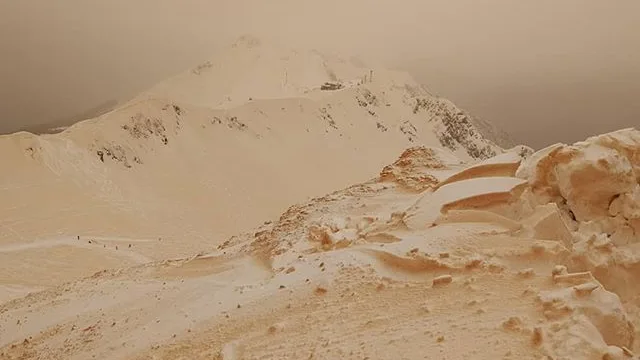 Paisaje de nieve naranja en Rosa Khutor, Rusia Paisaje de nieve naranja en Rosa Khutor, Rusia