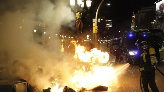 Miembros del cuerpo de bomberos sofocan las llamas de los contenedores de basura Miembros del cuerpo de bomberos sofocan las llamas de los contenedores de basura