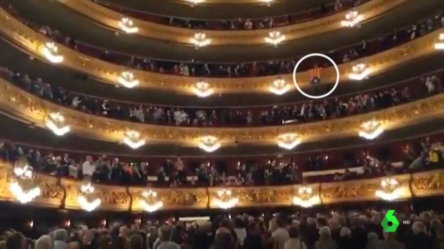 Gritos de "libertad Puigdemont" en el Liceu de Barcelona
