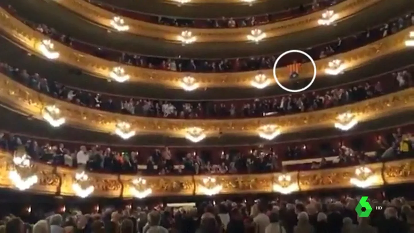 Gritos de "libertad Puigdemont" en el Liceu de Barcelona Gritos de "libertad Puigdemont" en el Liceu de Barcelona