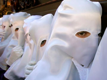Los penitentes de una hermandad femenina, durante una procesión de Semana Santa Los penitentes de una hermandad femenina, durante una procesión de Semana Santa