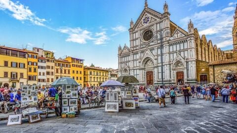 Mercadillo de arte en una plaza de Florencia