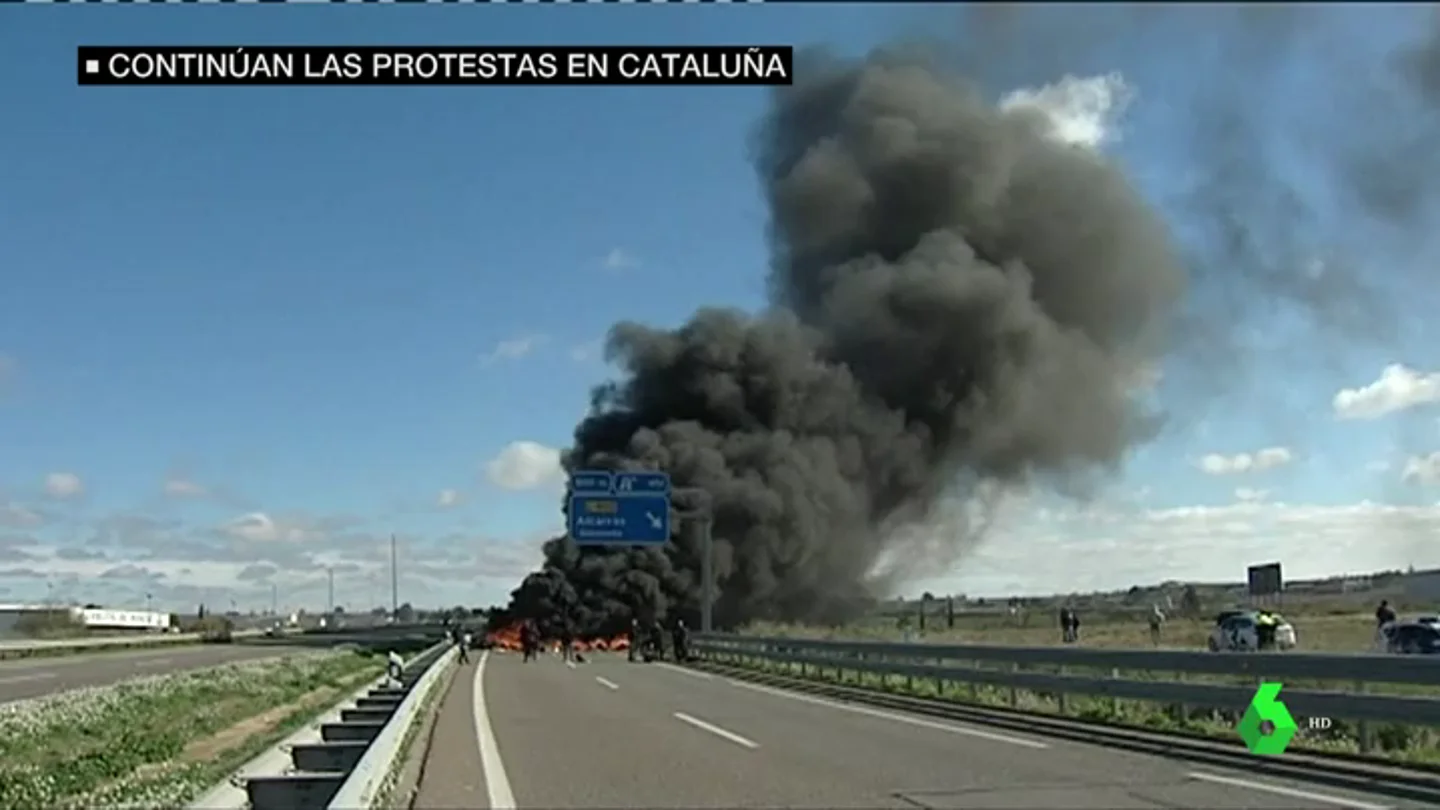 Cortan la A-2 a la altura de Alcarràs Cortan la A-2 a la altura de Alcarràs