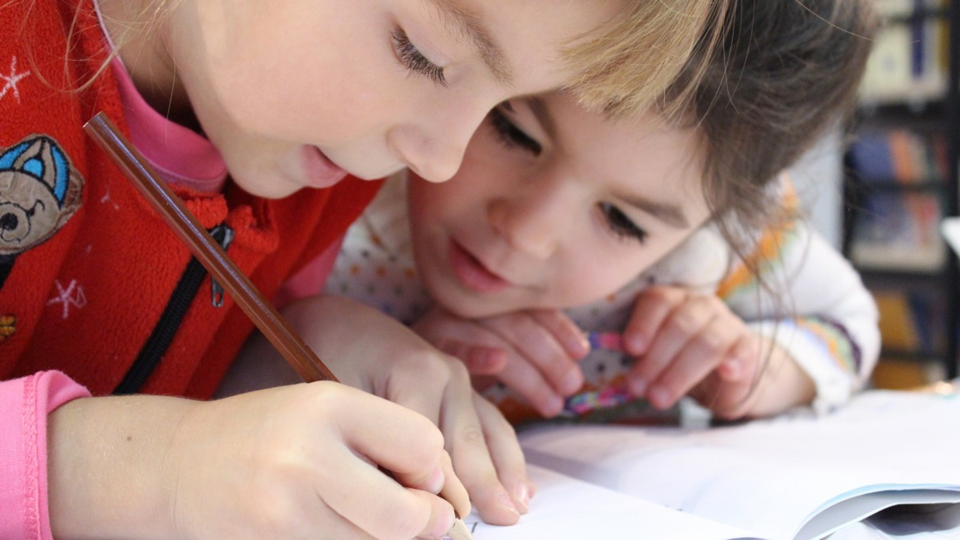 Niños dibujando