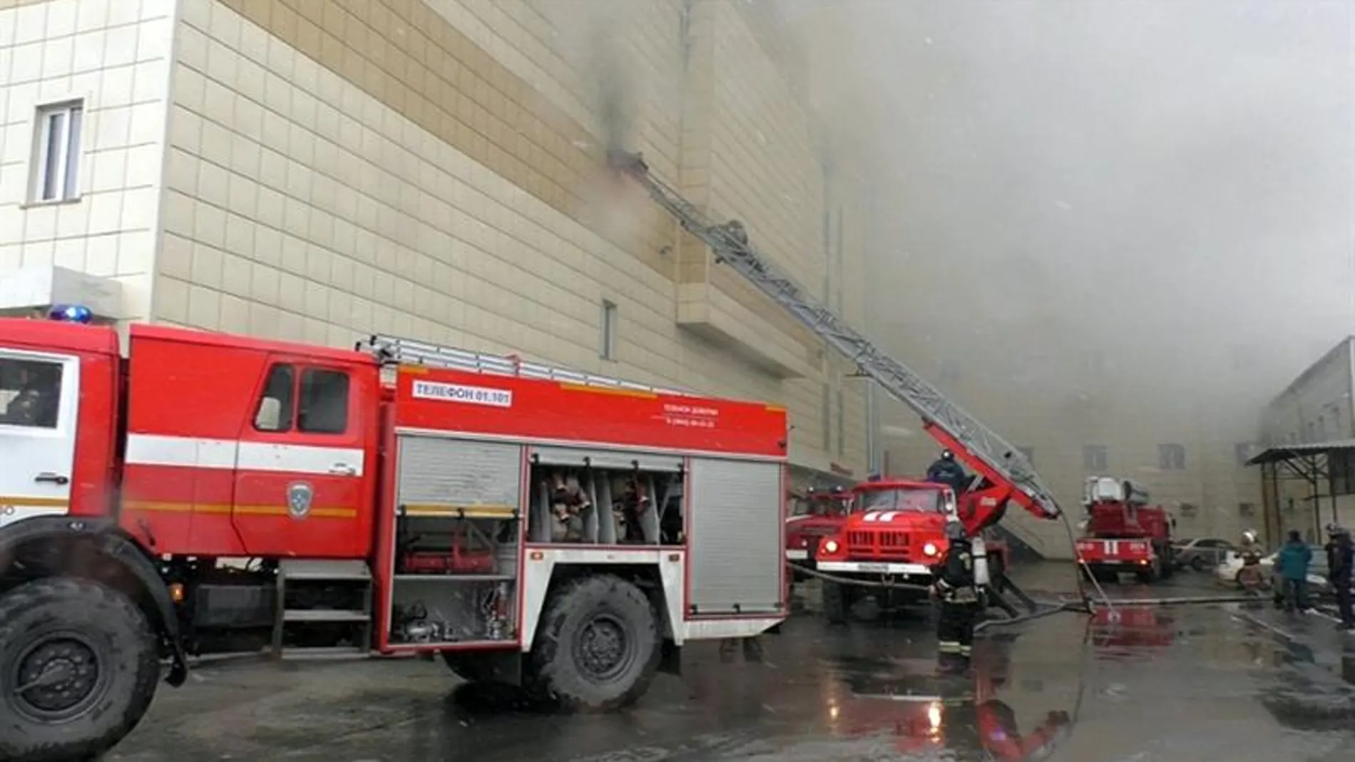 Imagen del centro comercial incendiado