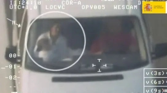 Copiloto con bebé en brazos sin cinturón Copiloto con bebé en brazos sin cinturón