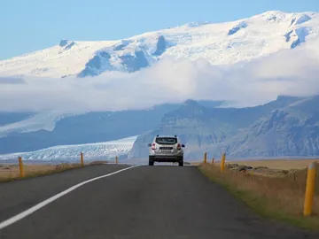 Los agentes hallaron a los menores atados a los asientos del coche averiado Los agentes hallaron a los menores atados a los asientos del coche averiado