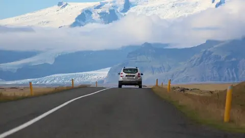 Los agentes hallaron a los menores atados a los asientos del coche averiado Los agentes hallaron a los menores atados a los asientos del coche averiado