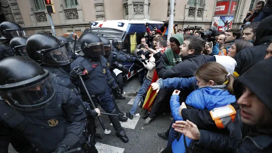 Mossos d´Esquadra impiden el paso de manifestantes en las inmediaciones de la Delegación del Gobierno en Cataluña Mossos d´Esquadra impiden el paso de manifestantes en las inmediaciones de la Delegación del Gobierno en Cataluña