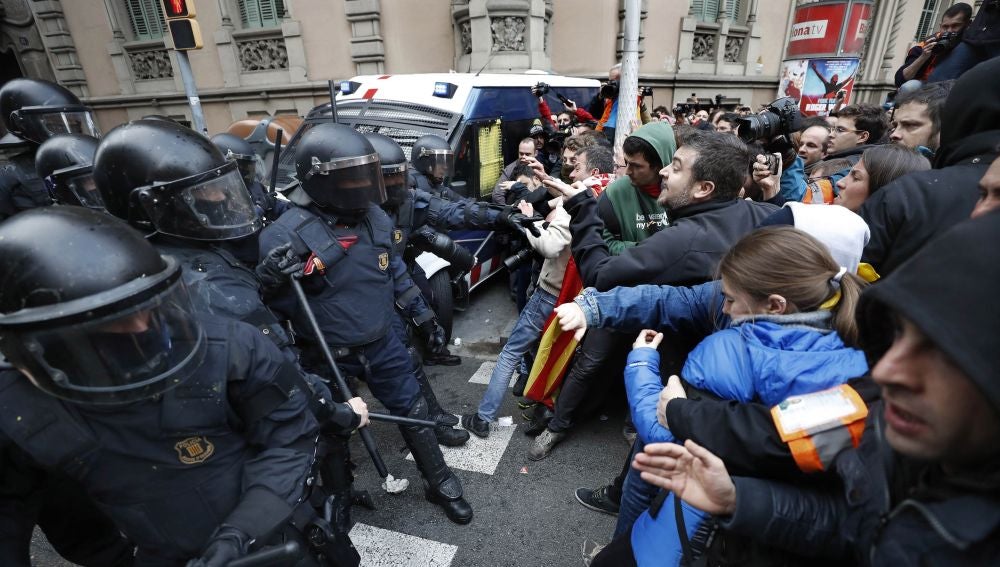 Mossos d´Esquadra impiden el paso de manifestantes en las inmediaciones de la Delegación del Gobierno en Cataluña