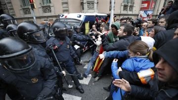 Mossos d´Esquadra impiden el paso de manifestantes en las inmediaciones de la Delegación del Gobierno en Cataluña