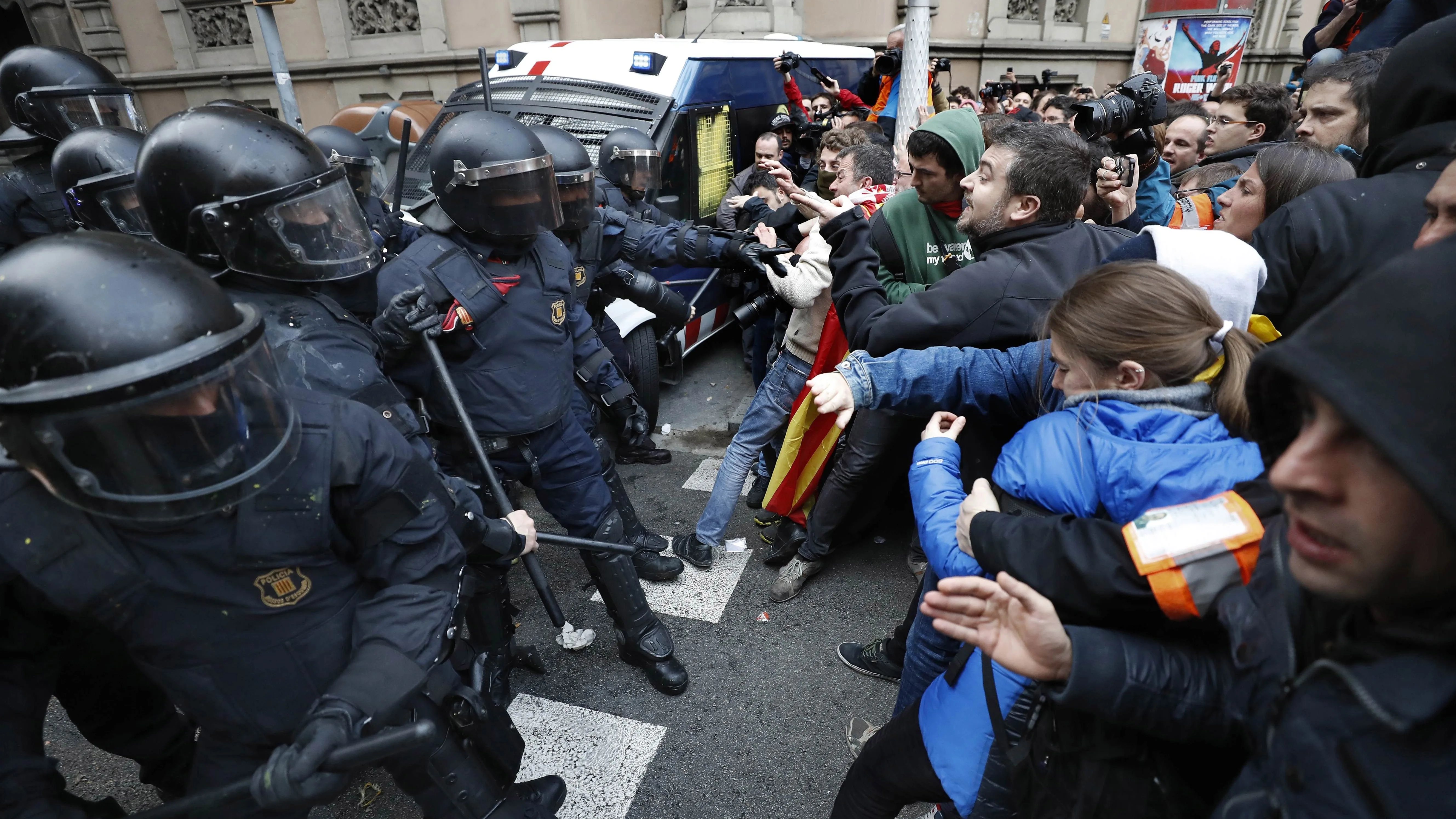 Mossos d´Esquadra impiden el paso de manifestantes en las inmediaciones de la Delegación del Gobierno en Cataluña