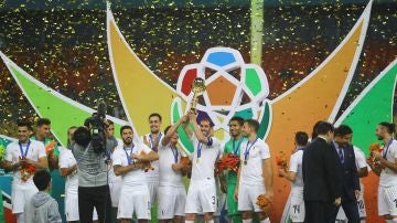 Los jugadores de Uruguay levantan la China Cup