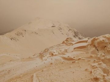 Nieve naranja en Sochi, Rusia Nieve naranja en Sochi, Rusia