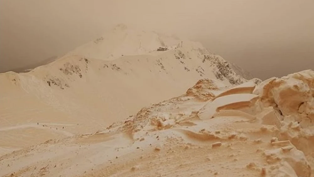 Nieve naranja en Sochi, Rusia Nieve naranja en Sochi, Rusia