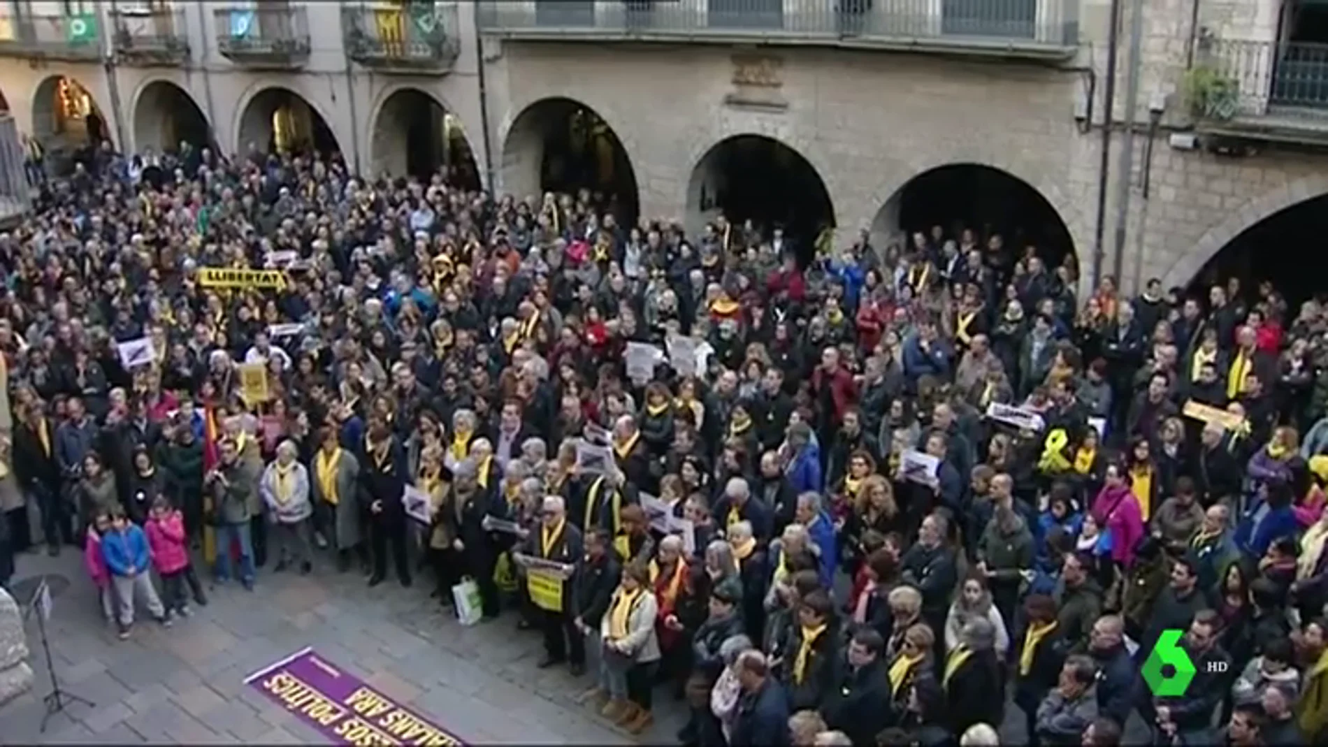 La Plaza del Vi de Girona se tiñe de amarillo para pedir la libertad de Puigdemont y el resto de políticos encarcelados