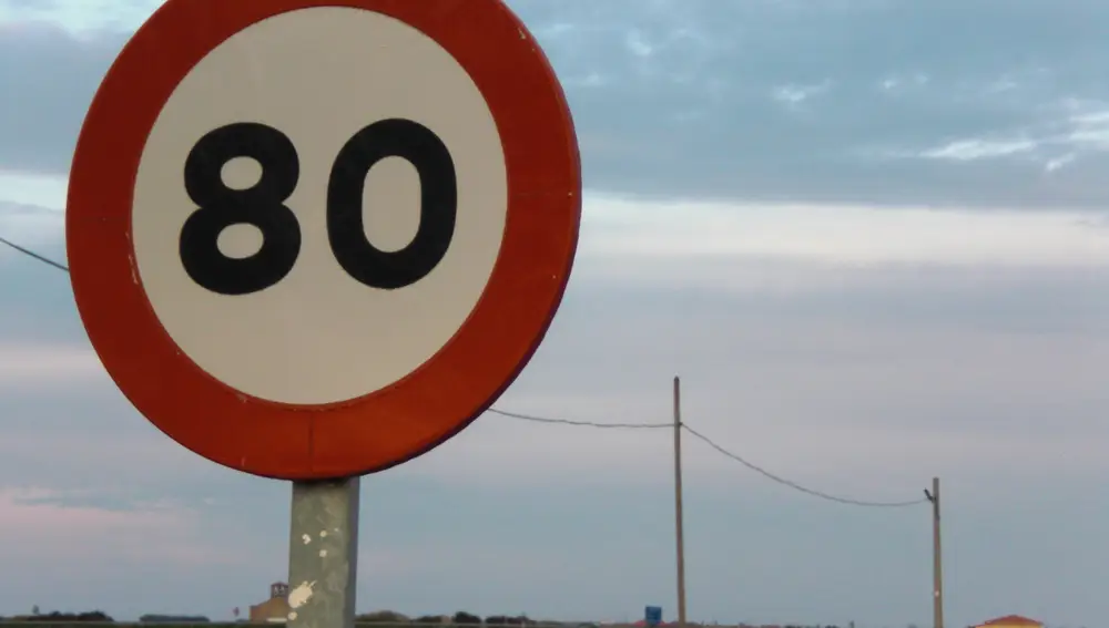 Señal de límite de velocidad a 80 km/h