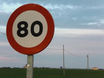 Señal de límite de velocidad a 80 km/h Señal de límite de velocidad a 80 km/h
