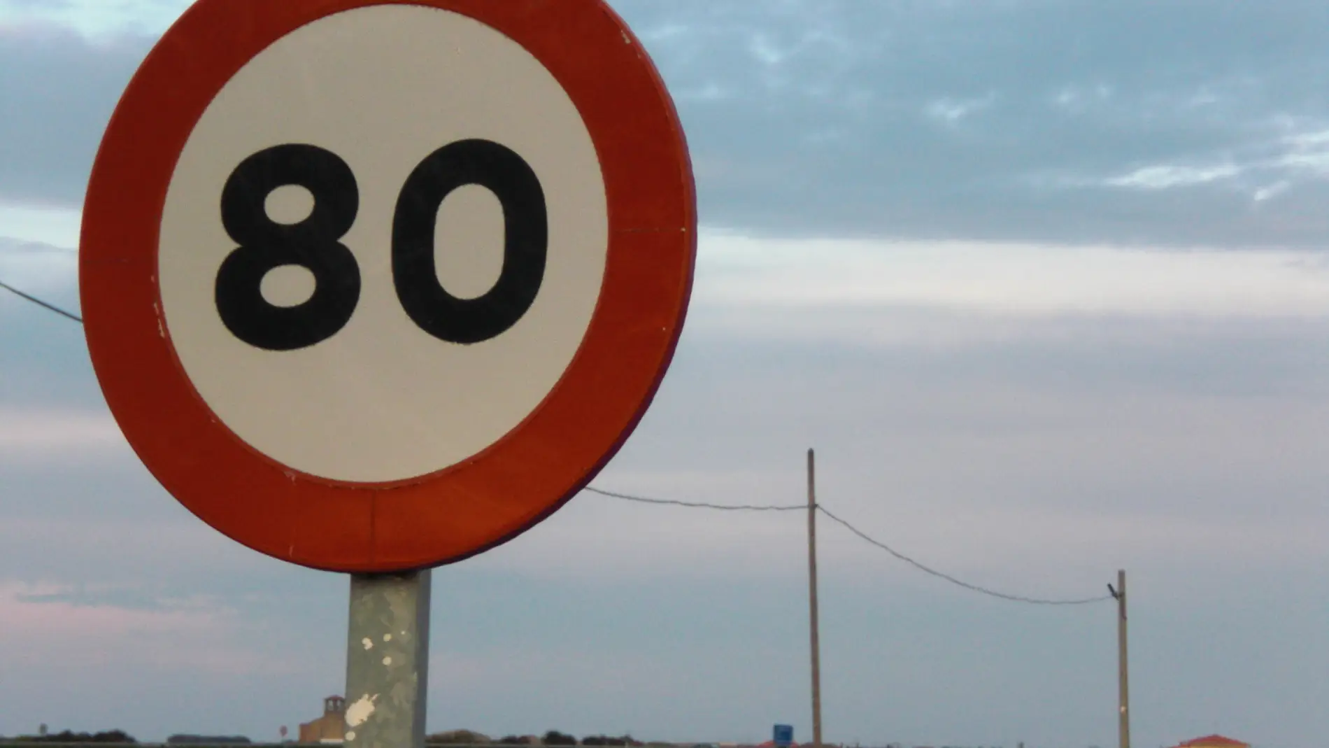 Señal de límite de velocidad a 80 km/h