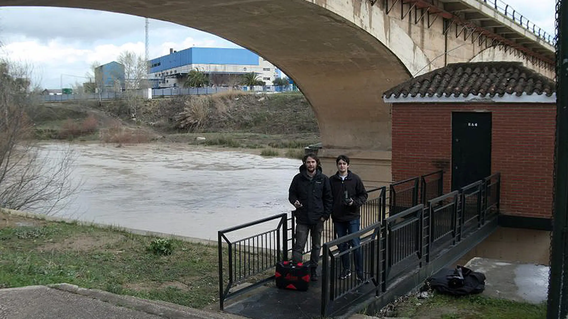Los investigadores Patricio Bohórquez y José David del Moral, en una de sus salidas de campo en el cauce del río.