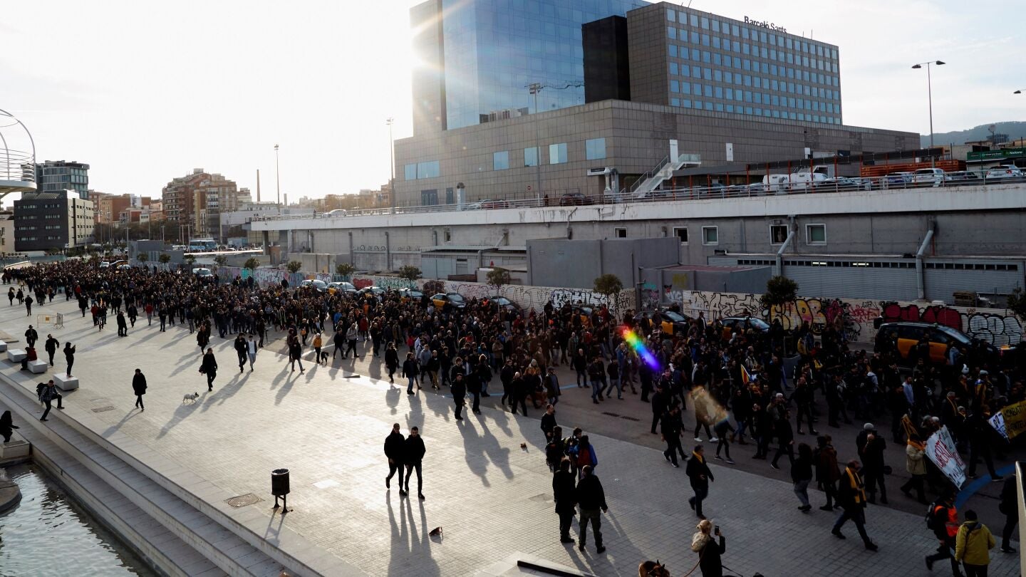 Concentraci&oacute;n organizada por los Comit&eacute;s de Defensa de la Rep&uacute;blica (CDR) en los exteriores de la Estaci&oacute;n de Sants de Barcelona