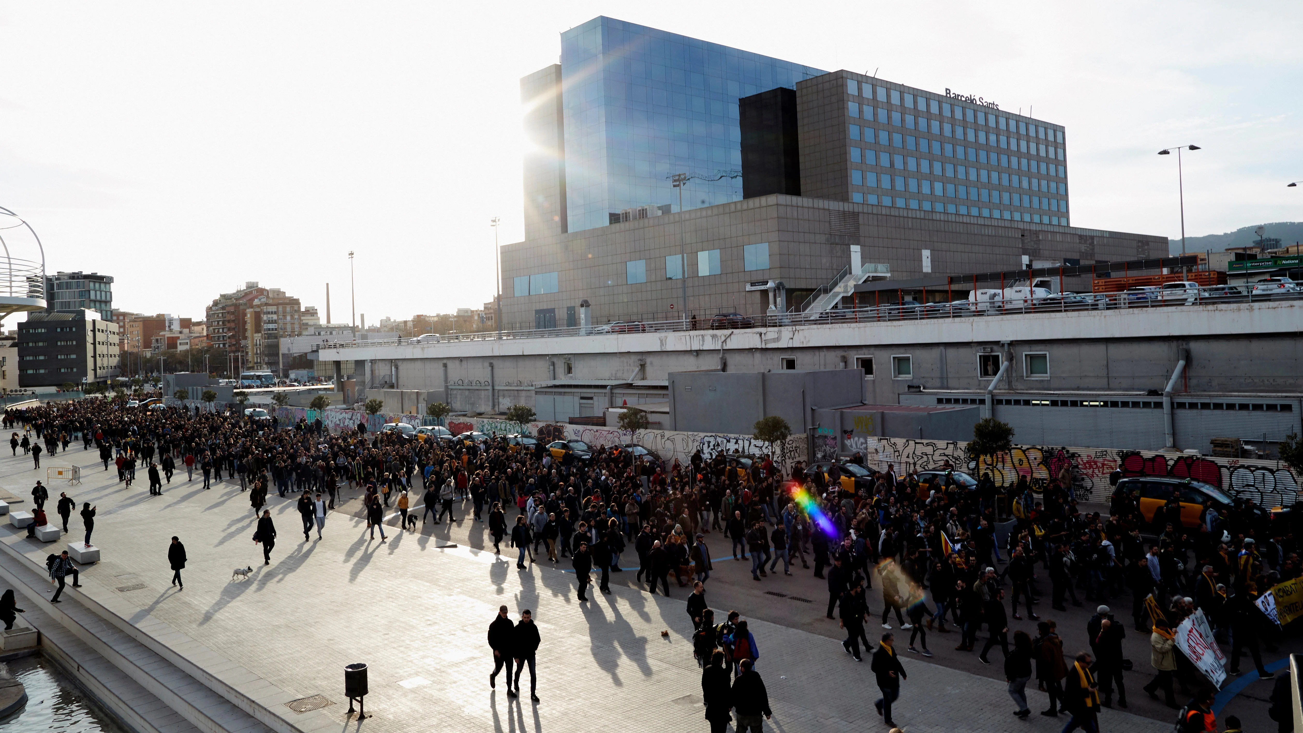 Concentración organizada por los Comités de Defensa de la República (CDR) en los exteriores de la Estación de Sants de Barcelona