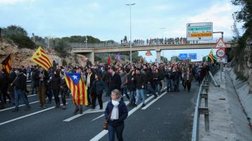 Un momento de la concentración que cortó la AP-7 en Tarragona