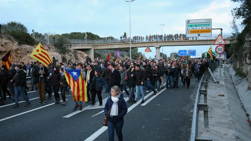 Un momento de la concentración que cortó la AP-7 en Tarragona