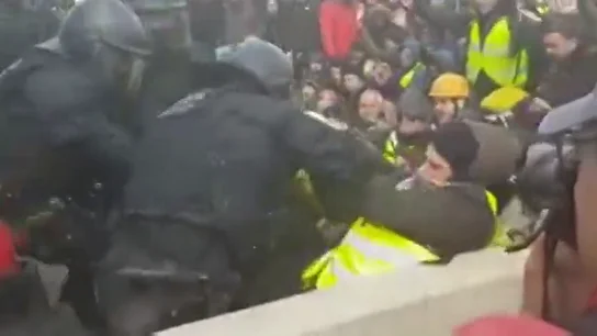 Los Mossos d'Esquadra desalojan por la fuerza en Figueres a los manifestantes que cortan la AP-7 Los Mossos d'Esquadra desalojan por la fuerza en Figueres a los manifestantes que cortan la AP-7