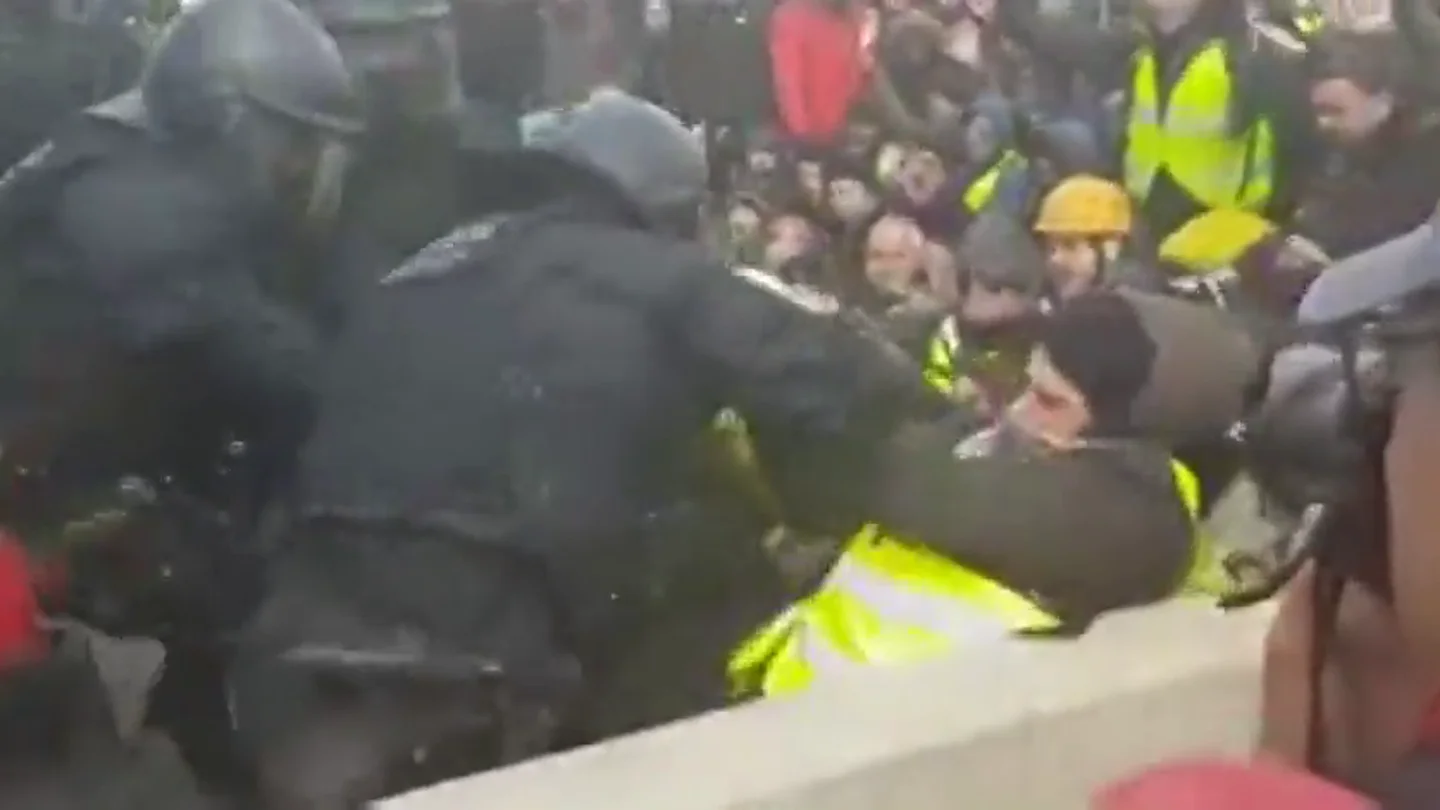 Los Mossos d'Esquadra desalojan por la fuerza en Figueres a los manifestantes que cortan la AP-7 Los Mossos d'Esquadra desalojan por la fuerza en Figueres a los manifestantes que cortan la AP-7