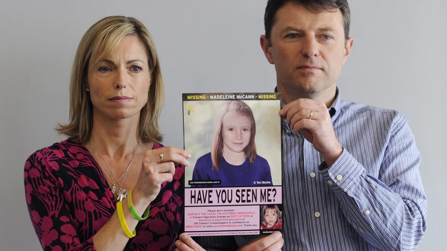 Kate McCann y su marido, Gerry McCann, sujetando un cartel con una fotografía de su hija Kate McCann y su marido, Gerry McCann, sujetando un cartel con una fotografía de su hija