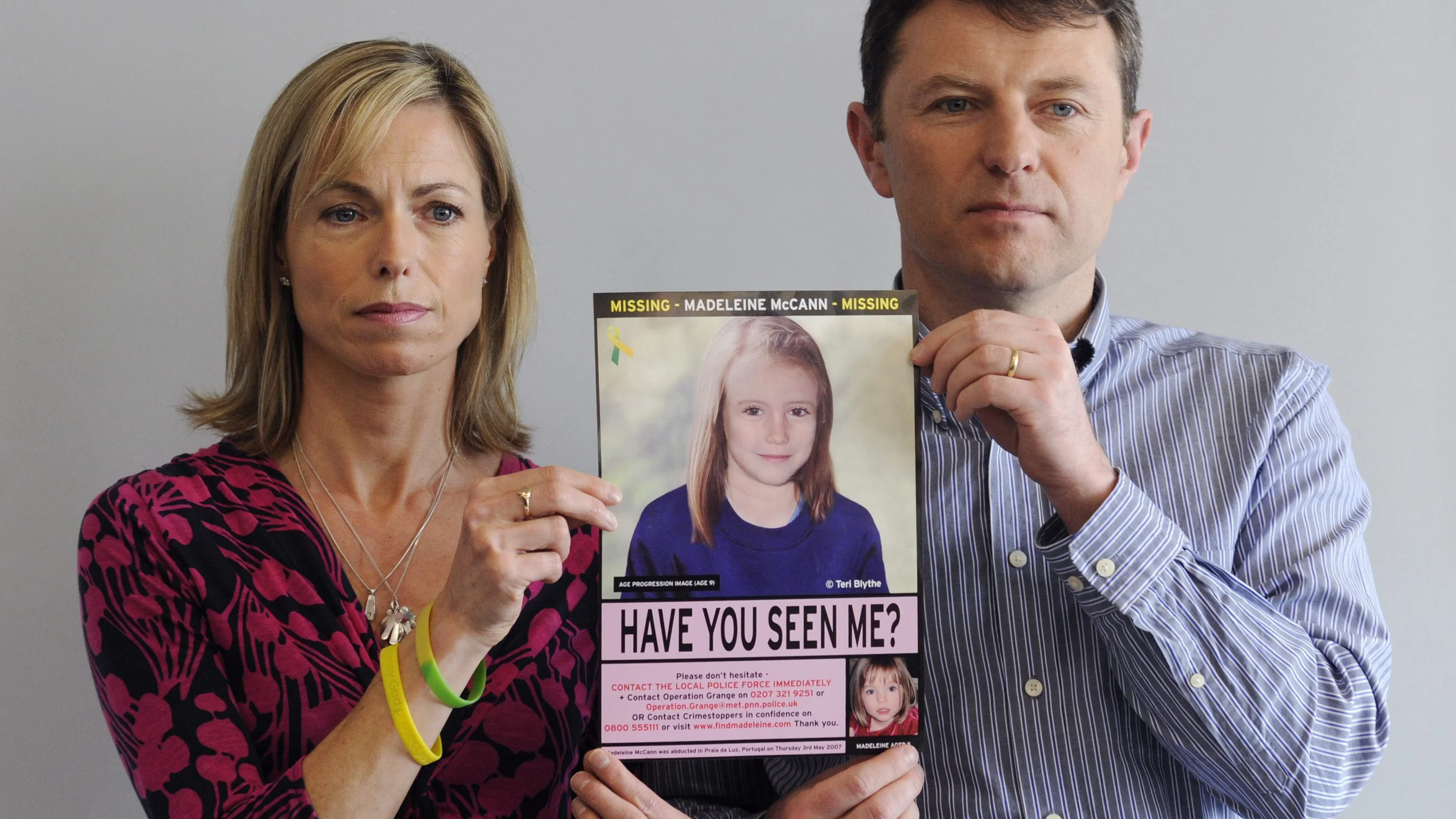 Kate McCann y su marido, Gerry McCann, sujetando un cartel con una fotografía de su hija 