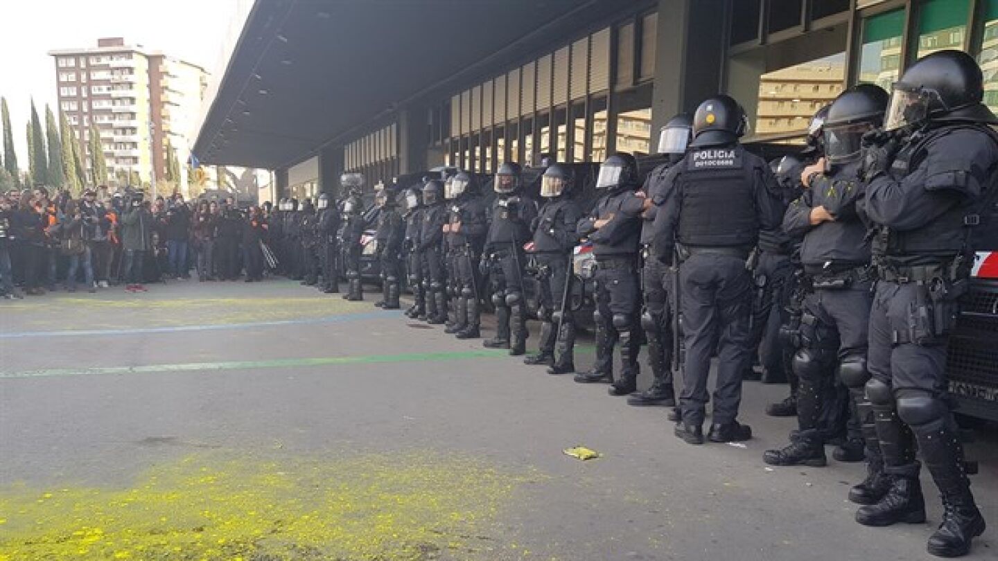 Cord&oacute;n policial de los Mossos d'Esquadra frente a la Estaci&oacute;n de Sants