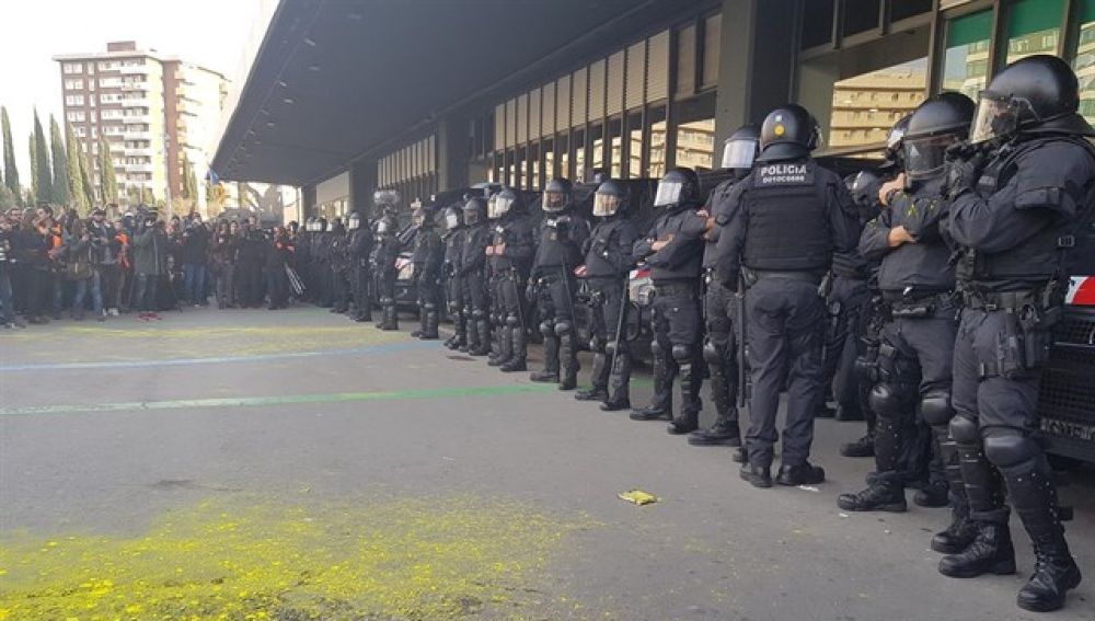 Cordón policial de los Mossos d&#39;Esquadra frente a la Estación de Sants