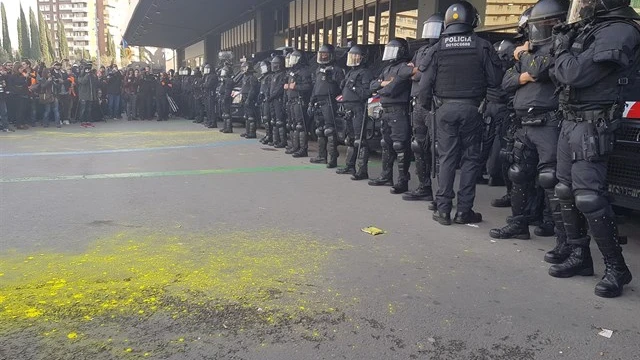 Cordón policial de los Mossos d'Esquadra frente a la Estación de Sants