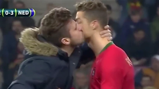 El beso de un aficionado a Cristiano Ronaldo El beso de un aficionado a Cristiano Ronaldo