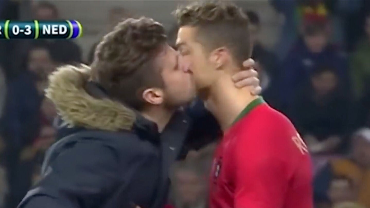 El beso de un aficionado a Cristiano Ronaldo