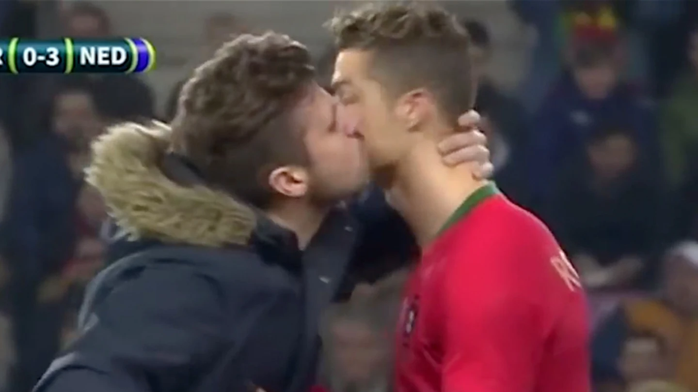 El beso de un aficionado a Cristiano Ronaldo El beso de un aficionado a Cristiano Ronaldo