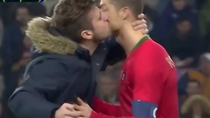 El beso de un aficionado a Cristiano Ronaldo