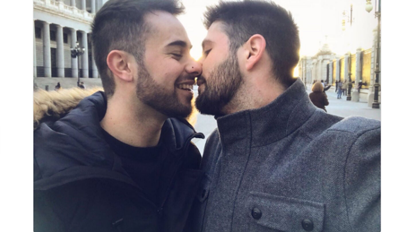 El beso de &Aacute;lvaro y Jaime