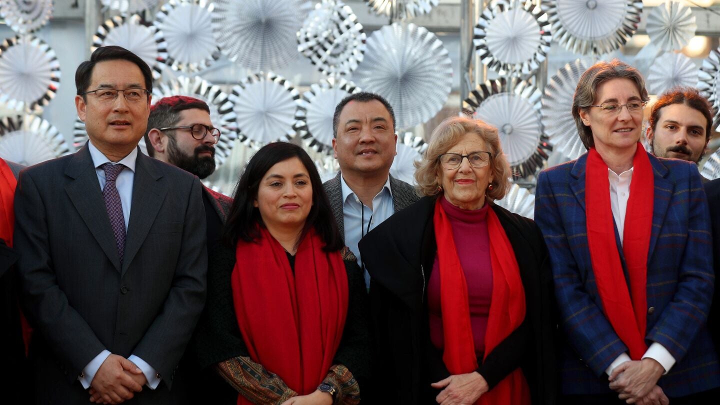 La alcaldesa de Madrid, Manuela Carmena , con la concejal del distrito de Usera, Rommy Arce 